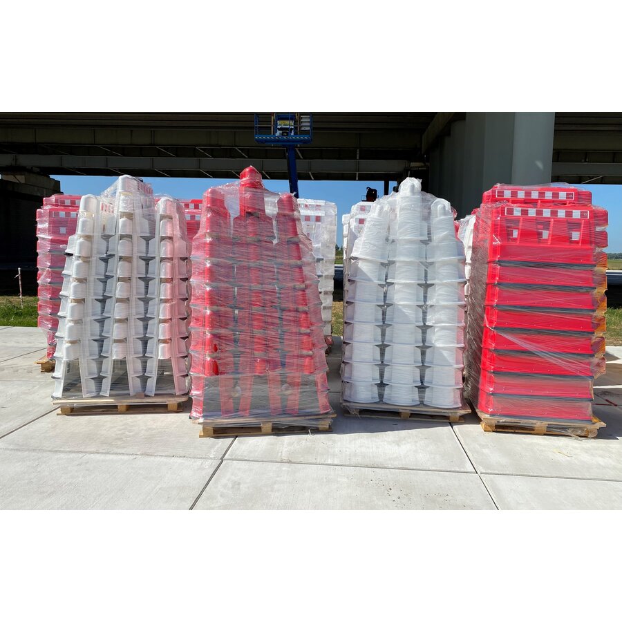 Traffic separator - red of white - 24 pieces Traffic separator - red of white - 24 pieces