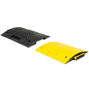 Verkeersdrempel 5 cm hoog middenelement geel zwart SLOWLY Verkeersdrempel 5 cm hoog middenelement geel zwart