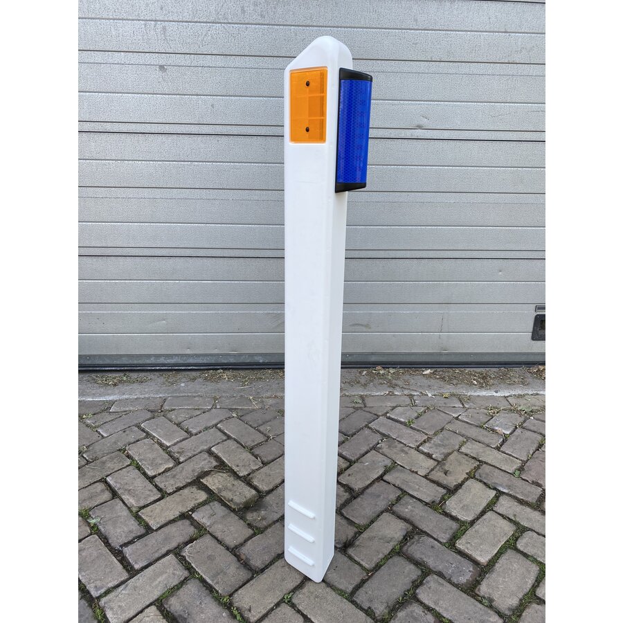 Delineator pole