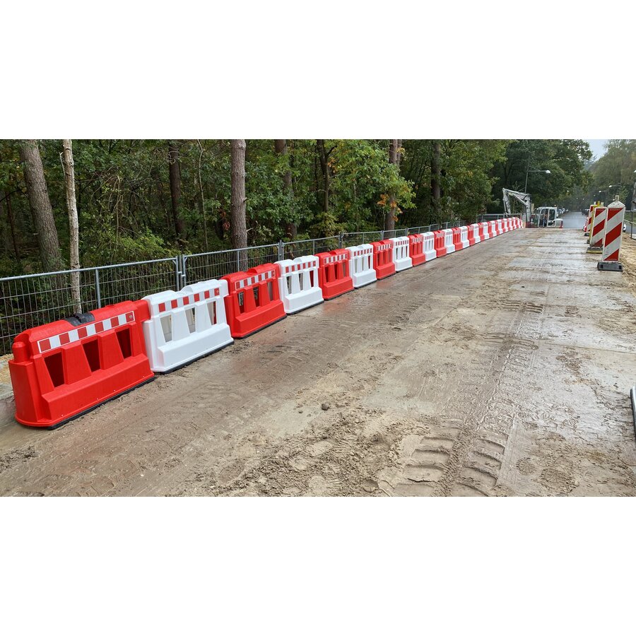 Traffic separator - red of white - 24 pieces Traffic separator - red of white - 24 pieces