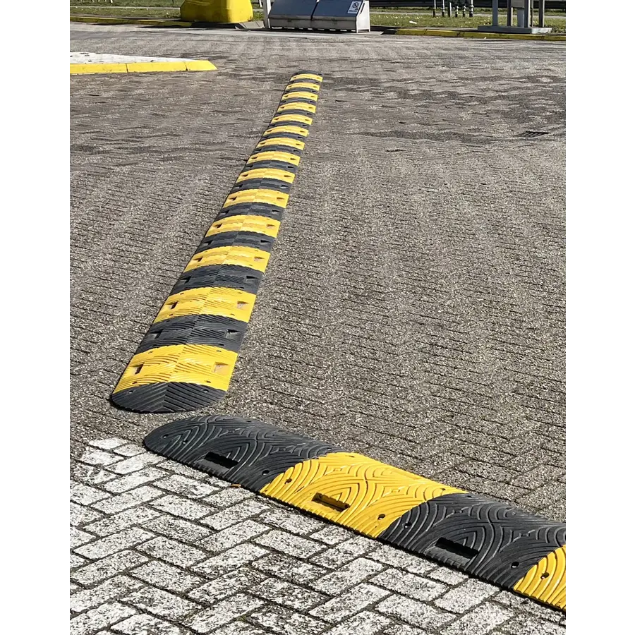 Speed bump complete 15-20km/h - 5cm high - various lengths - yellow black SLOWLY Speed bump complete 15-20km/h - 5cm high - various lengths - yellow black