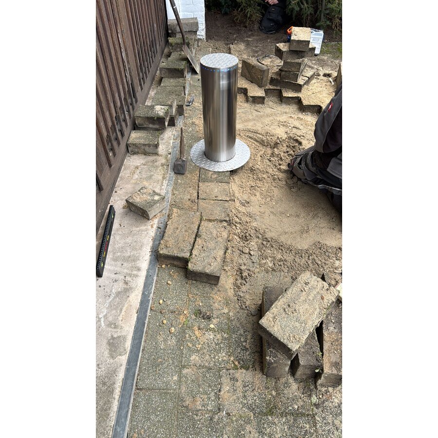 Parklio automatic retractable bollard