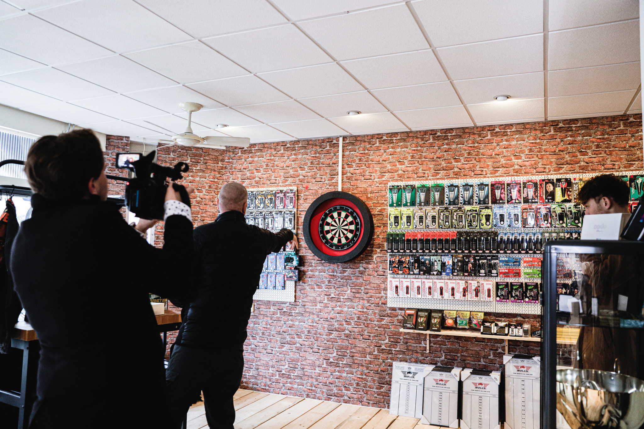 Raymond van Barneveld staat de pers te woord