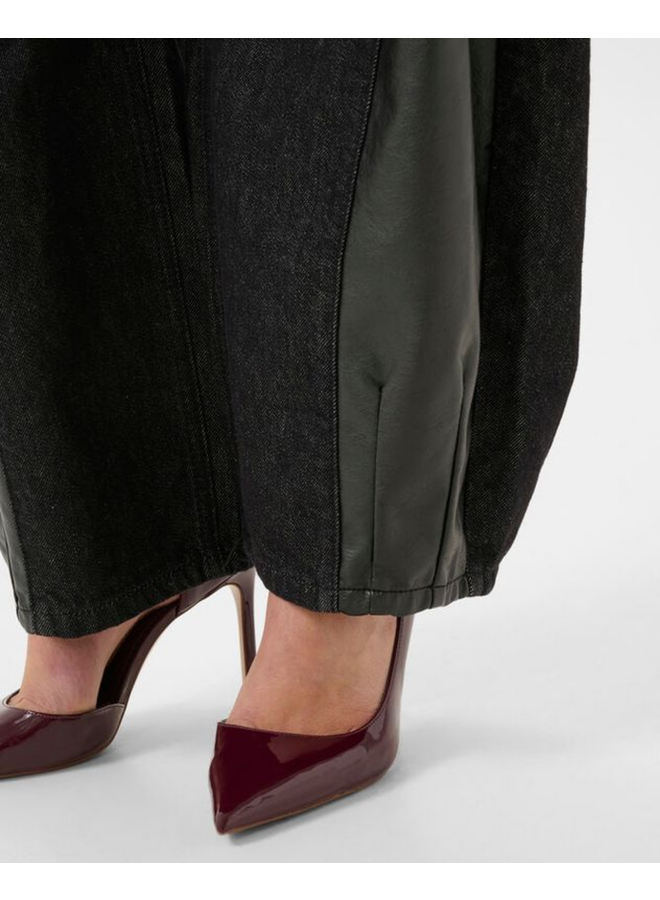 Gestuz Junia HW Bareel Jeans Black