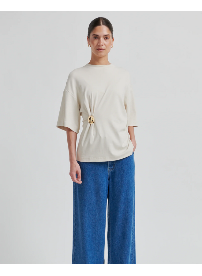 Second Female Enora Brooch Tee Soft Beige