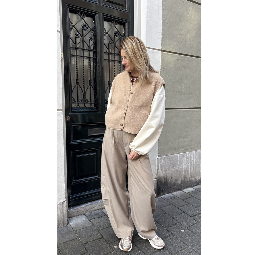 Lieke in Neo Noir Teddy