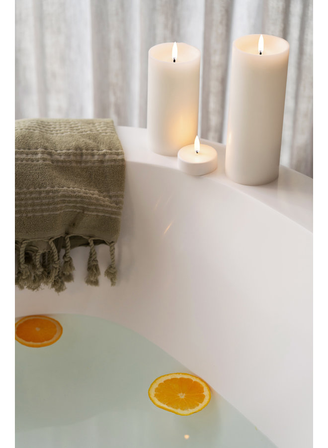 LED pillar candle w. shoulder, Nordic white, Smooth, 7,8x10 cm