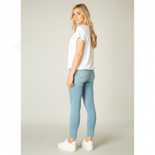 Shirt Base Level wit Yona 6000033