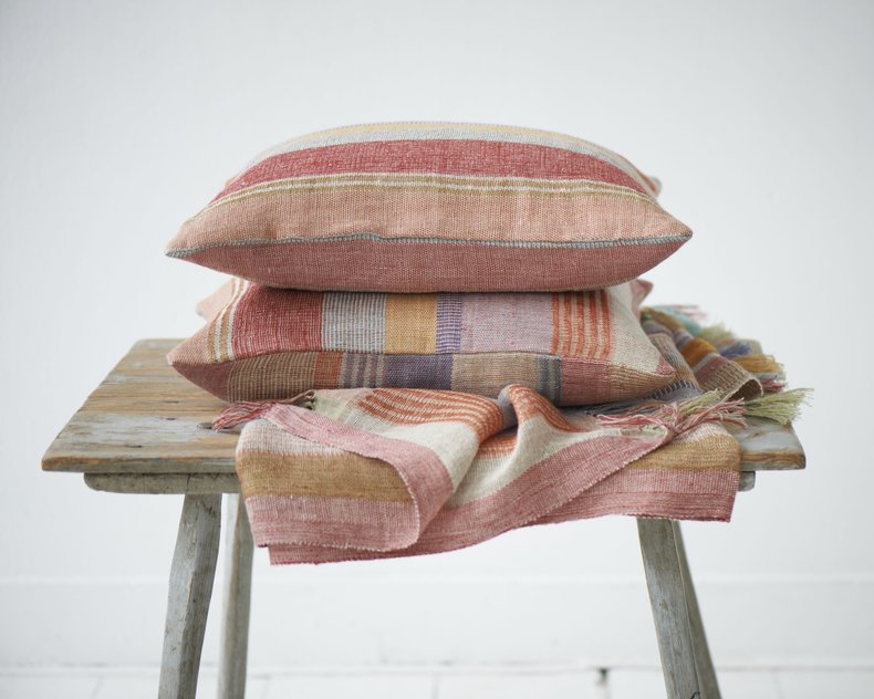 Kussen Multi Stripe Red 50x50 cm – Handgeweven Linnen & Zijde met Rijk Gestreept Patroon in Roze Rood, Oranje, Lichtblauw en Beige