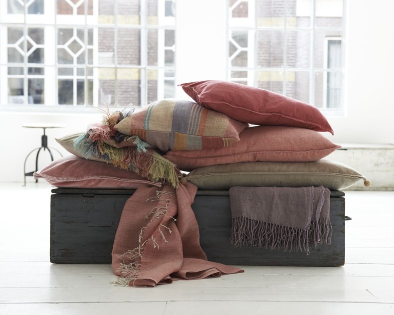 Kussen Multi Stripe Red 50x50 cm – Handgeweven Linnen & Zijde met Rijk Gestreept Patroon in Roze Rood, Oranje, Lichtblauw en Beige