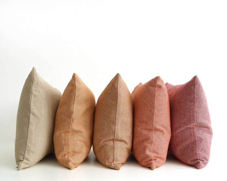 Kussen Finn van chambray geweven katoen – gemêleerde stof in 7 natuurlijke kleuren, perfect bij de gestreepte Jax-serie