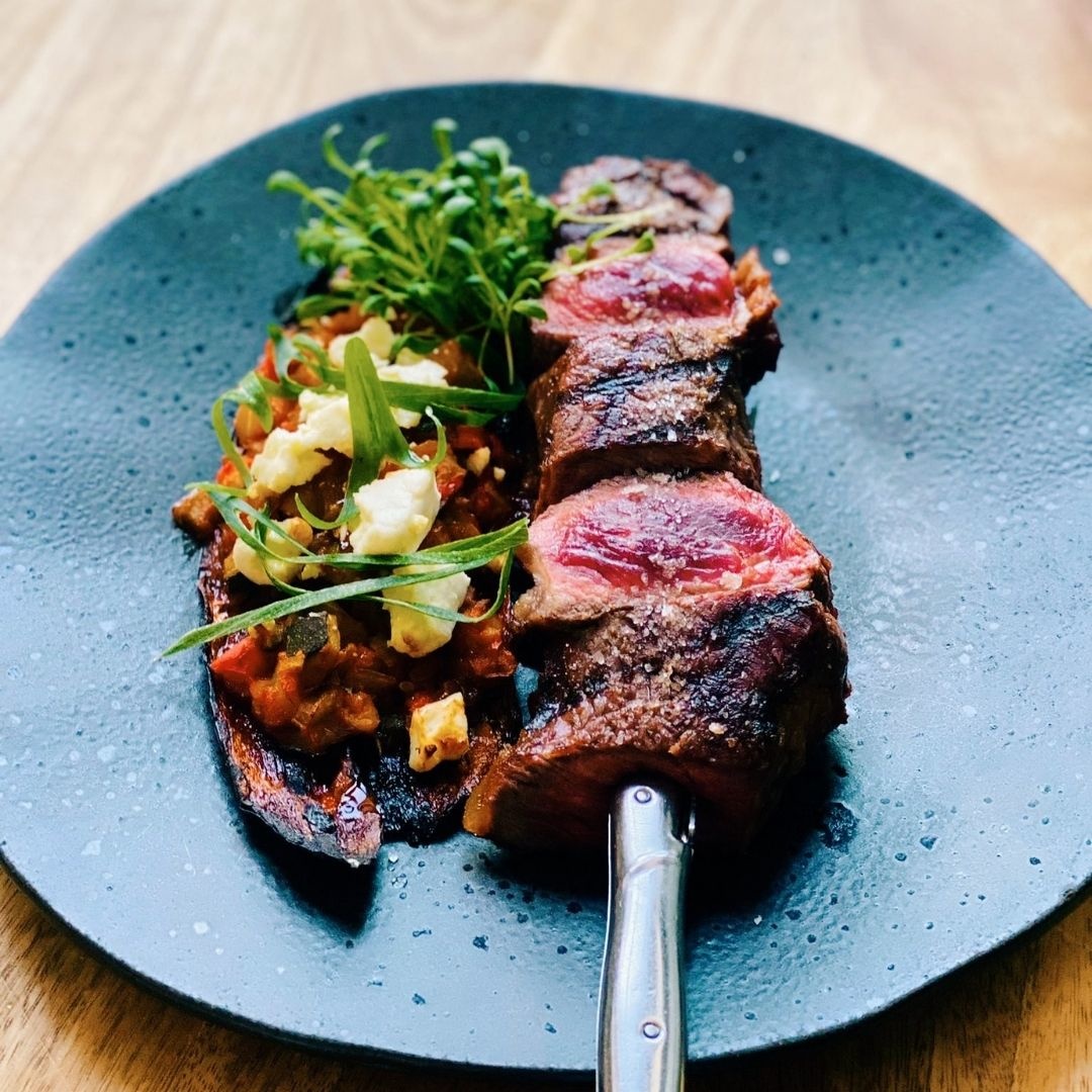 Durham lende met gebrande puntpaprika gevuld met ratatouille en feta