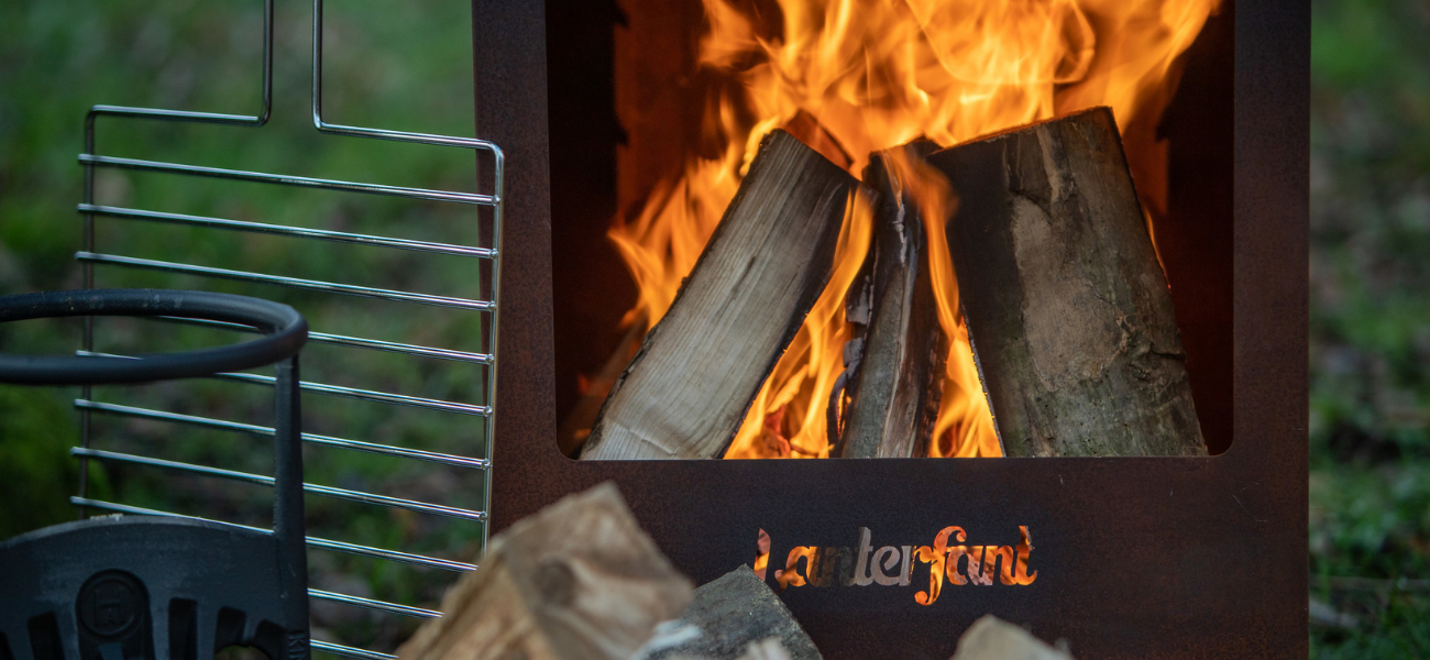 Brandend hout in een bruin Laterfant BBQ-toestel