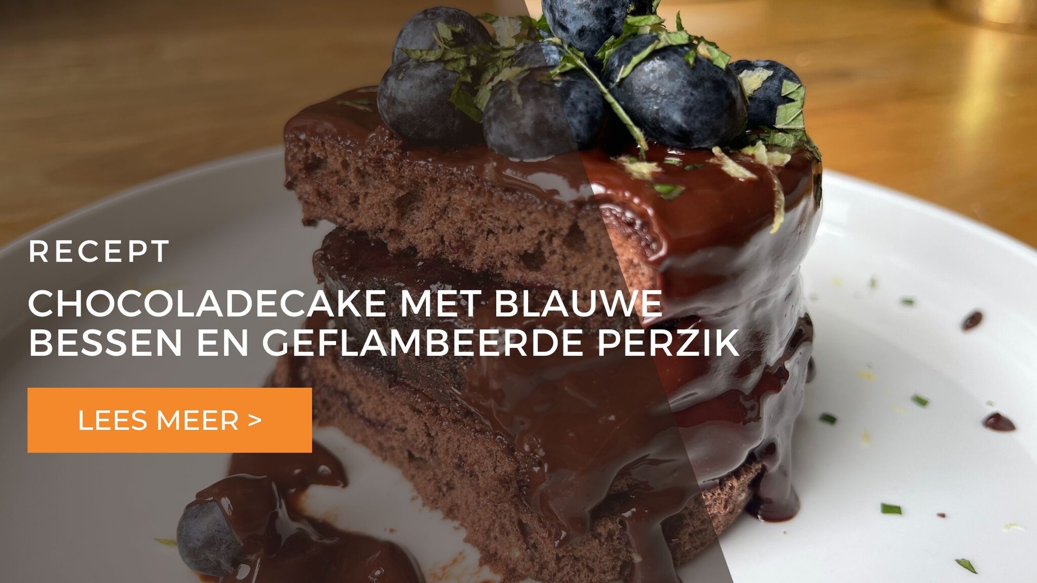 Chocoladecake met blauwe bessen en geflambeerde perzik