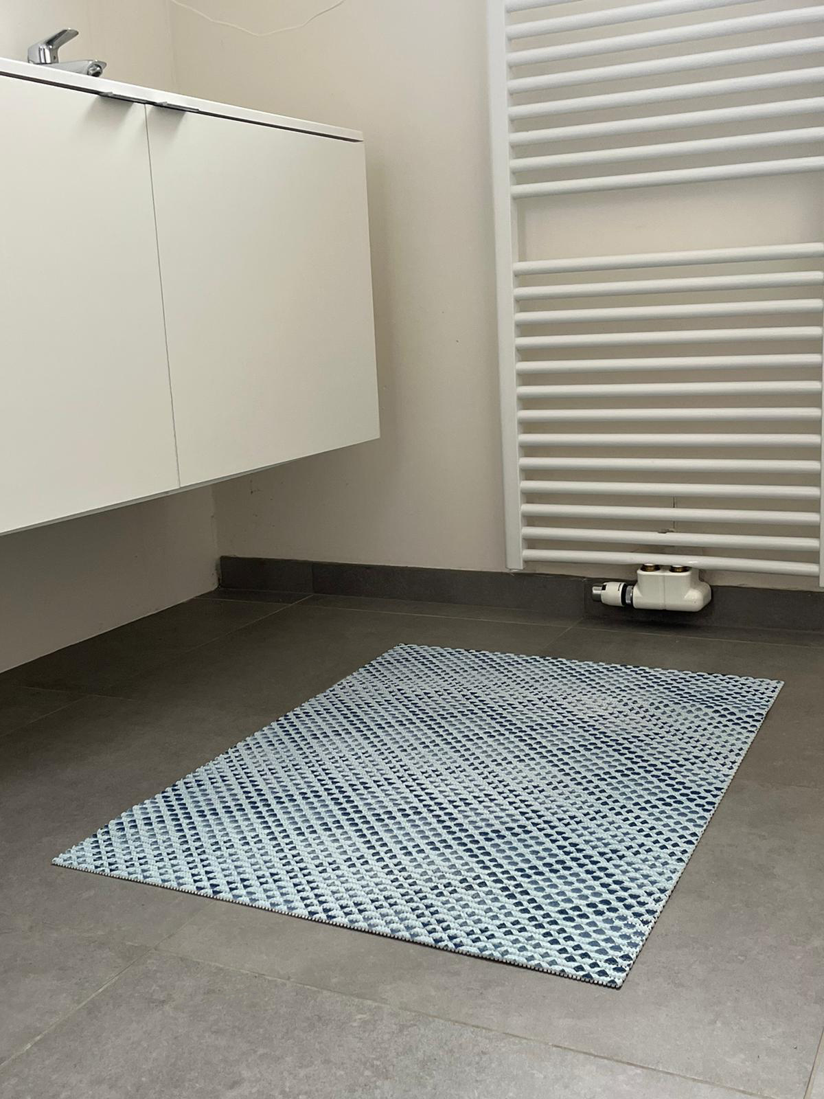 tapis salle de bain SQUARE bleu 65cm - Decorunner