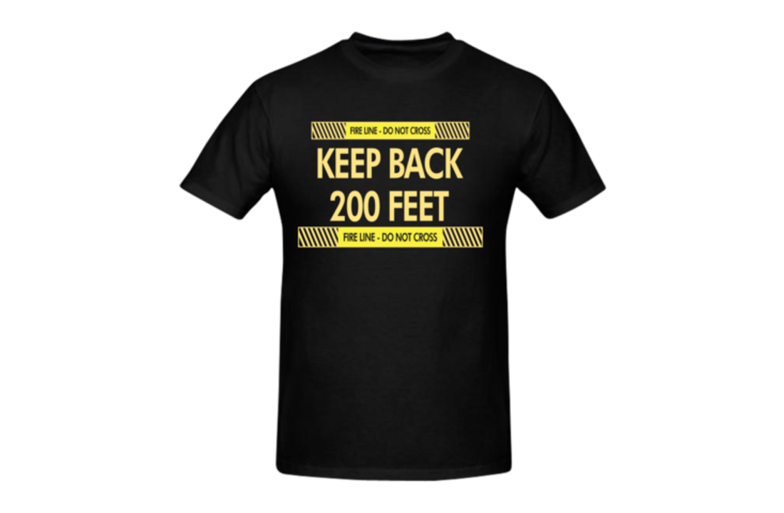 Keep back 200 feet borst + brandweer op rug T-Shirt