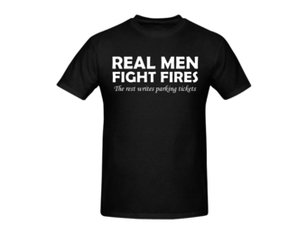 Real men fight fires... borst + brandweer op rug T-Shirt