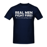 Real men fight fires... borst + brandweer op rug T-Shirt