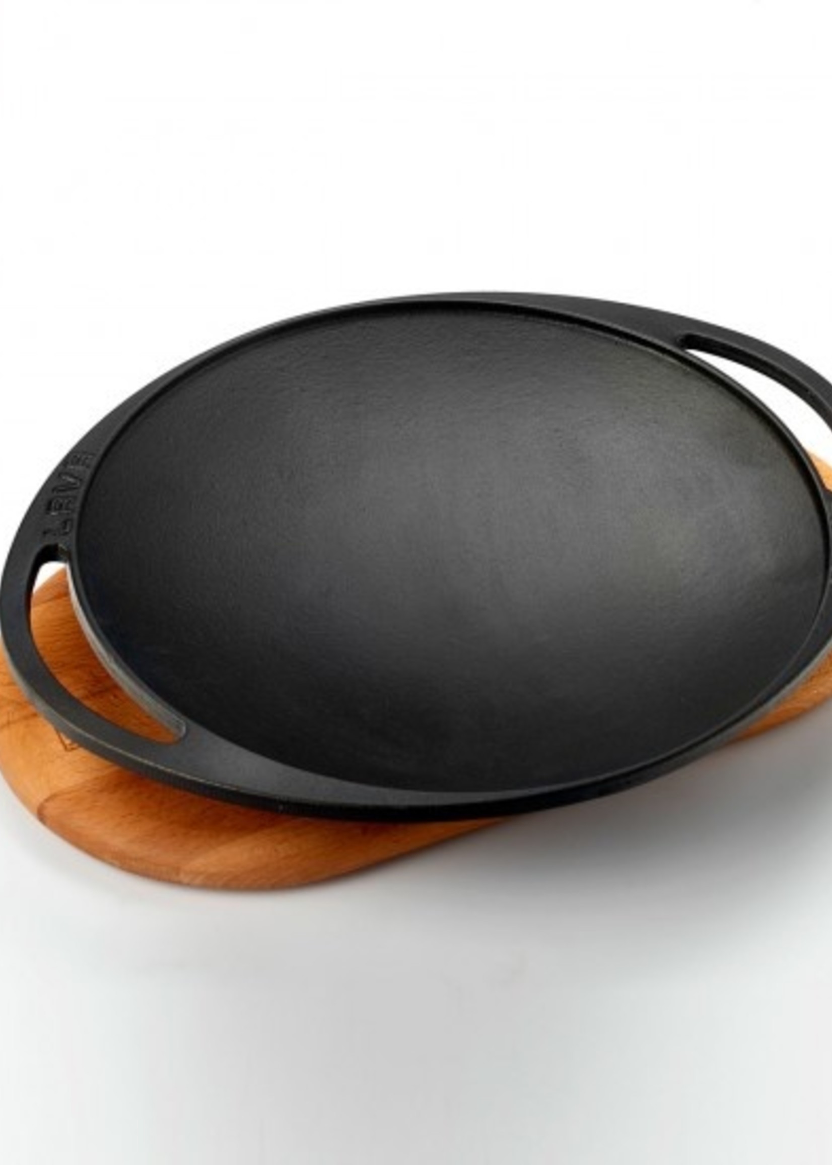 Lava Cast Iron Roasting Pan with Metal Handle and Wooden Base. NOT SUITABLE FOR INDUCTION AND GLASS STOVE ONLY FOR BARBECUE AND FIRE COOKS Diameter(Ø)28cm. LV ECO SK 28 T7 K4