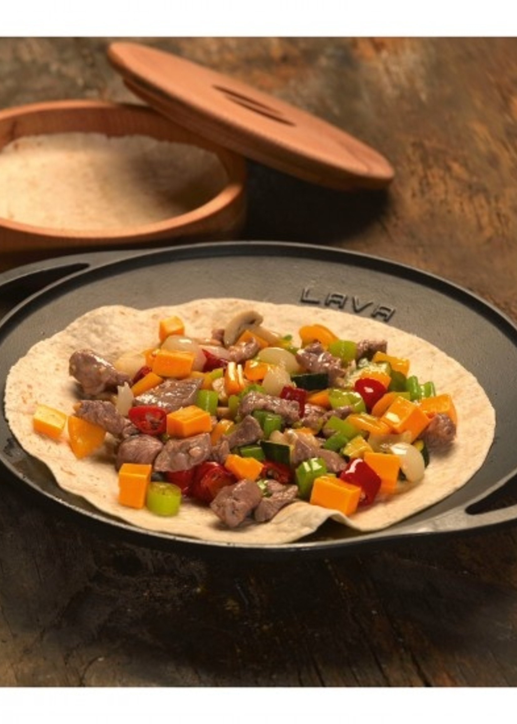 Lava Cast Iron Roasting Pan with Metal Handle and Wooden Base. NOT SUITABLE FOR INDUCTION AND GLASS STOVE ONLY FOR BARBECUE AND FIRE COOKS Diameter(Ø)28cm. LV ECO SK 28 T7 K4