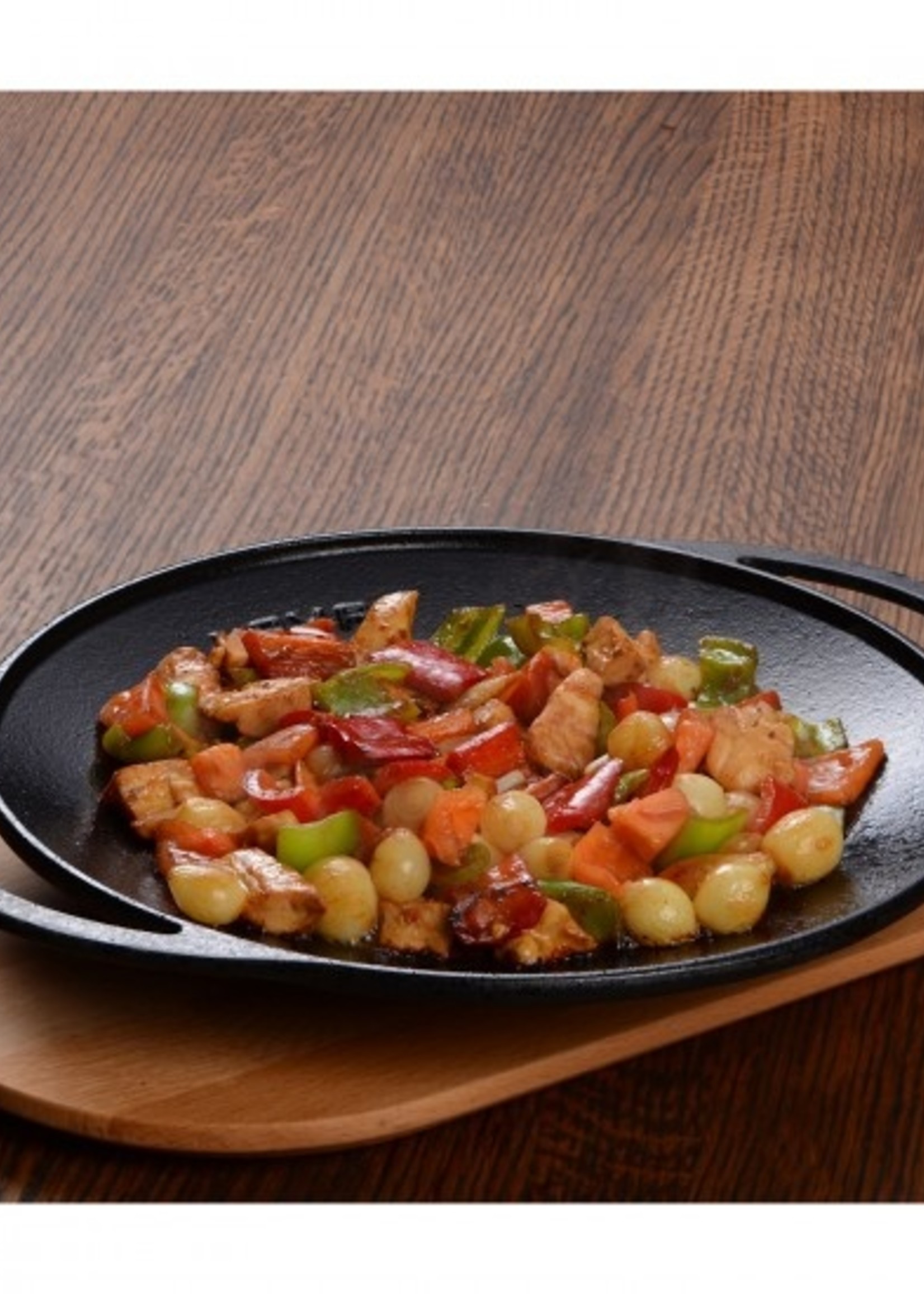 Lava Cast Iron Roasting Pan with Metal Handle and Wooden Base. NOT SUITABLE FOR INDUCTION AND GLASS STOVE ONLY FOR BARBECUE AND FIRE COOKS Diameter(Ø)28cm. LV ECO SK 28 T7 K4