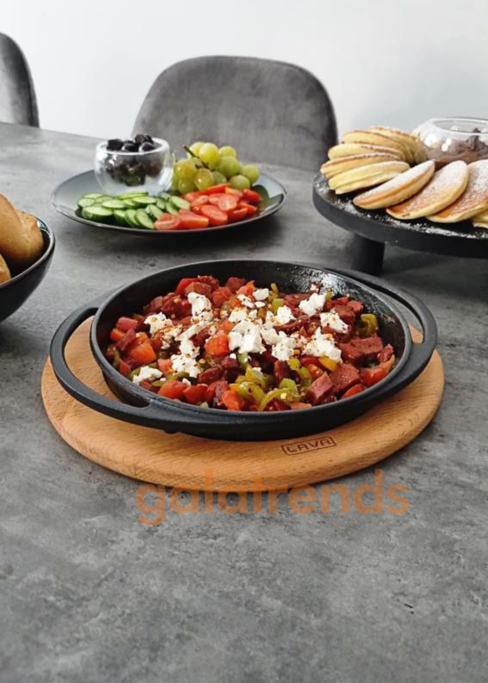 LAVA CASTING ROUND HANDLE PAN AND WOODEN BASE. DIAMETER(Ø)20CM. LV ECO Y TV 20 K4