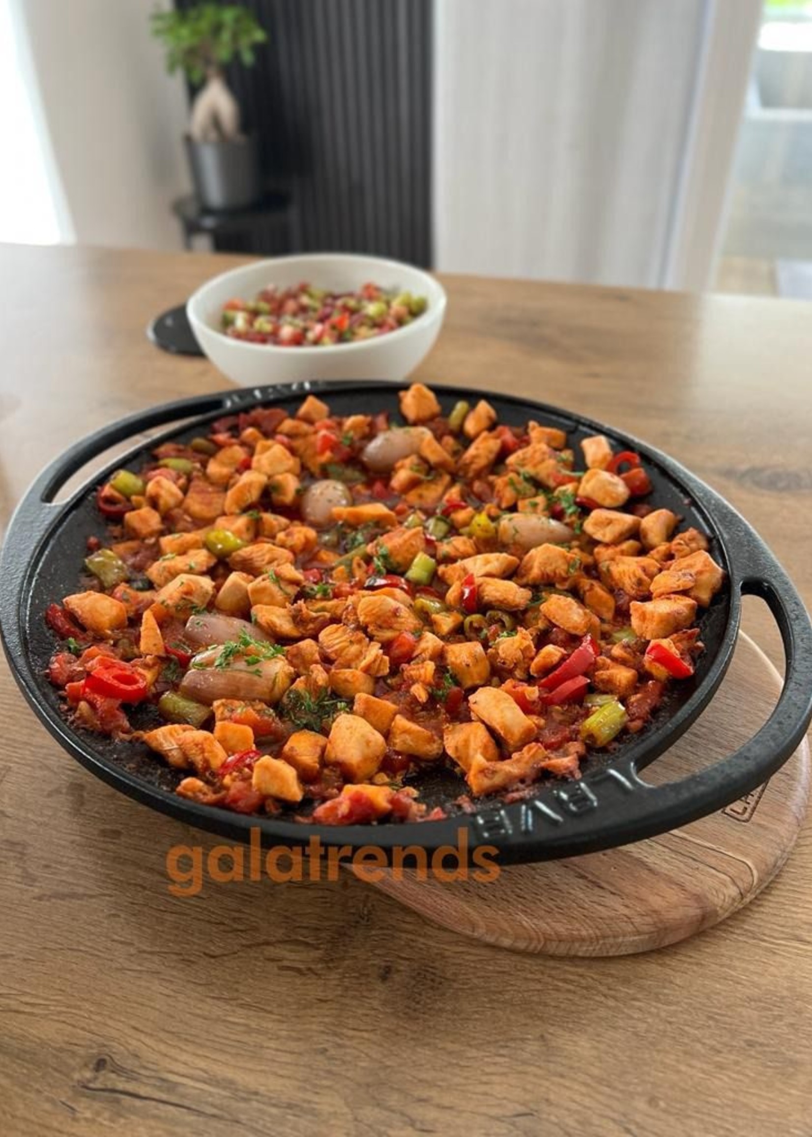 Lava Cast Iron Roasting Pan with Metal Handle and Wooden Base. NOT SUITABLE FOR INDUCTION AND GLASS STOVE ONLY FOR BARBECUE AND FIRE COOKS Diameter(Ø)28cm. LV ECO SK 28 T7 K4