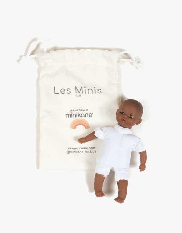 MINIKANE MINIKANE MINI DOLL PIO 17CM DARK EYES IN BODYSUIT - CAMEL