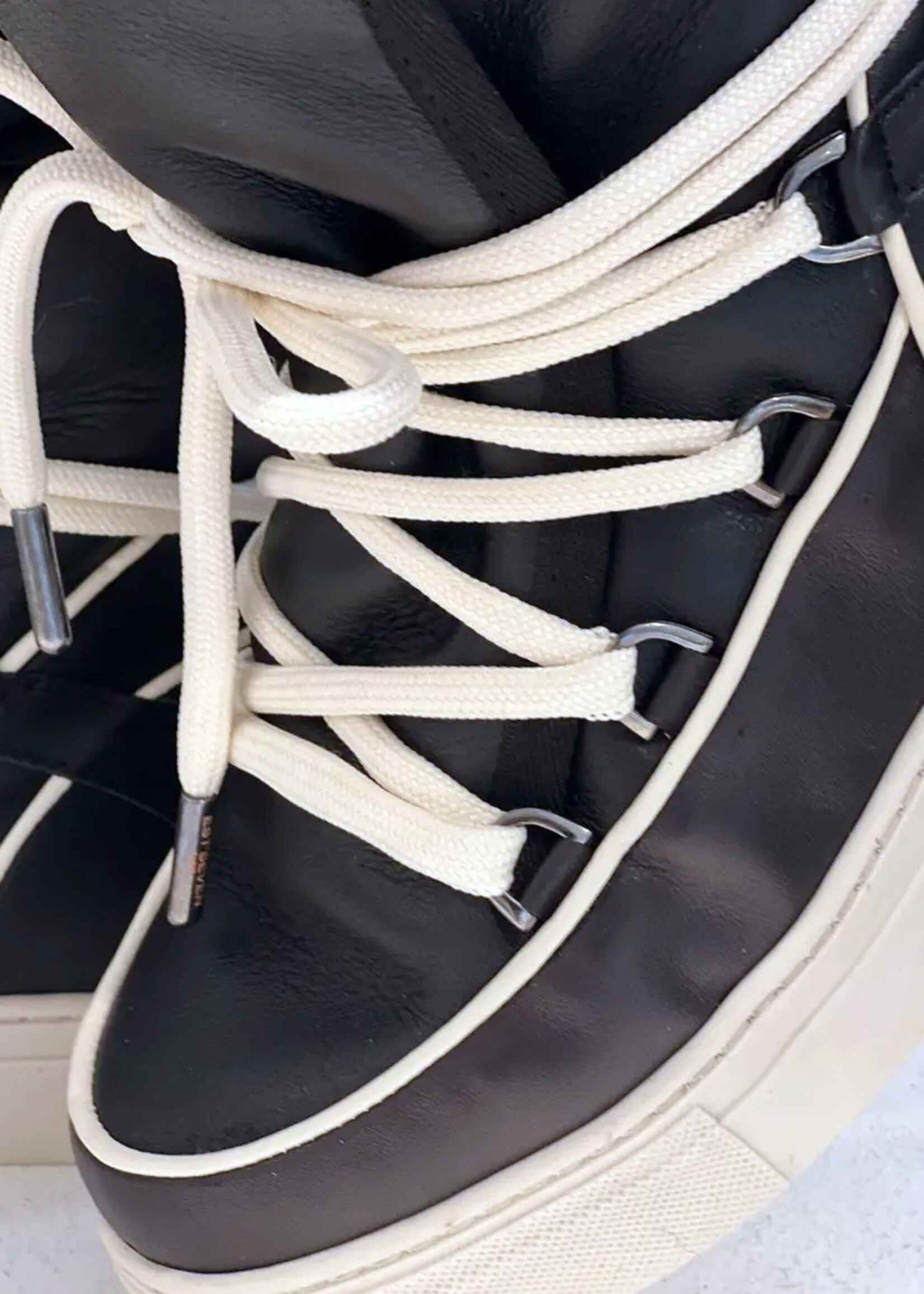 Est'Seven Mouton Sneaker Napa - Black/White Trim