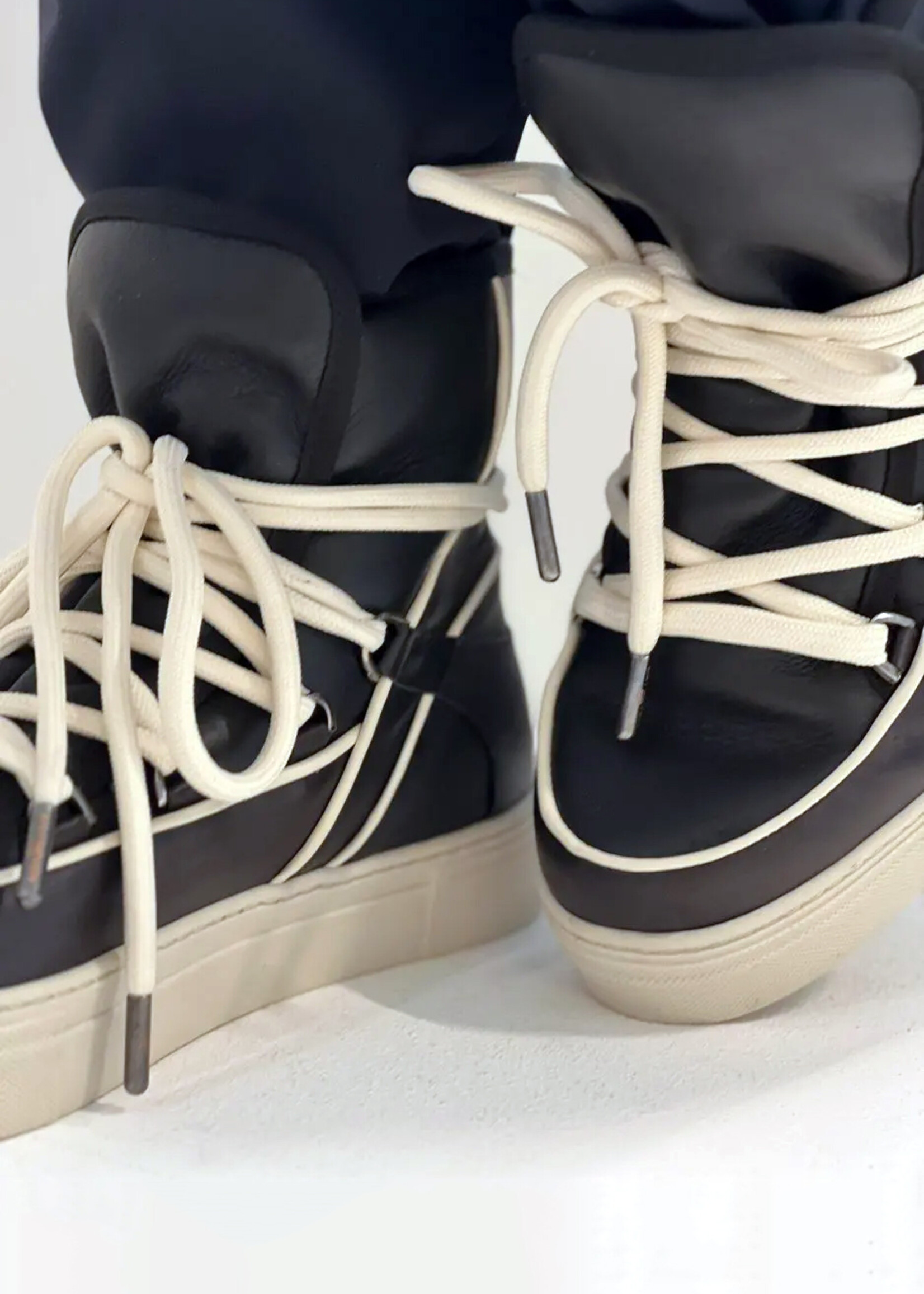 Est'Seven Mouton Sneaker Napa - Black/White Trim