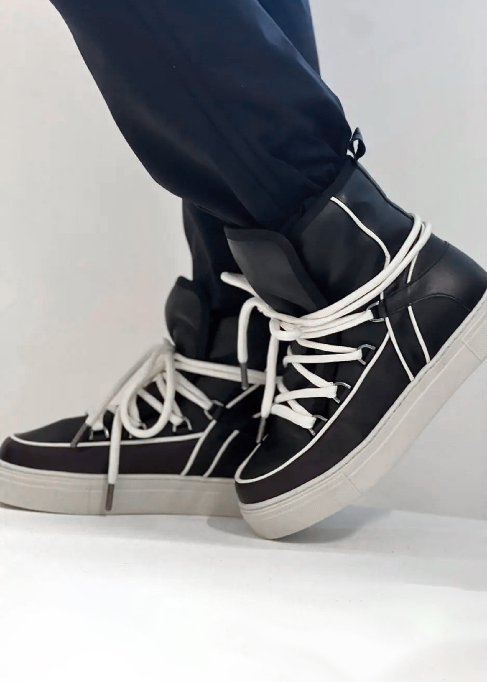 Est'Seven Mouton Sneaker Napa - Black/White Trim