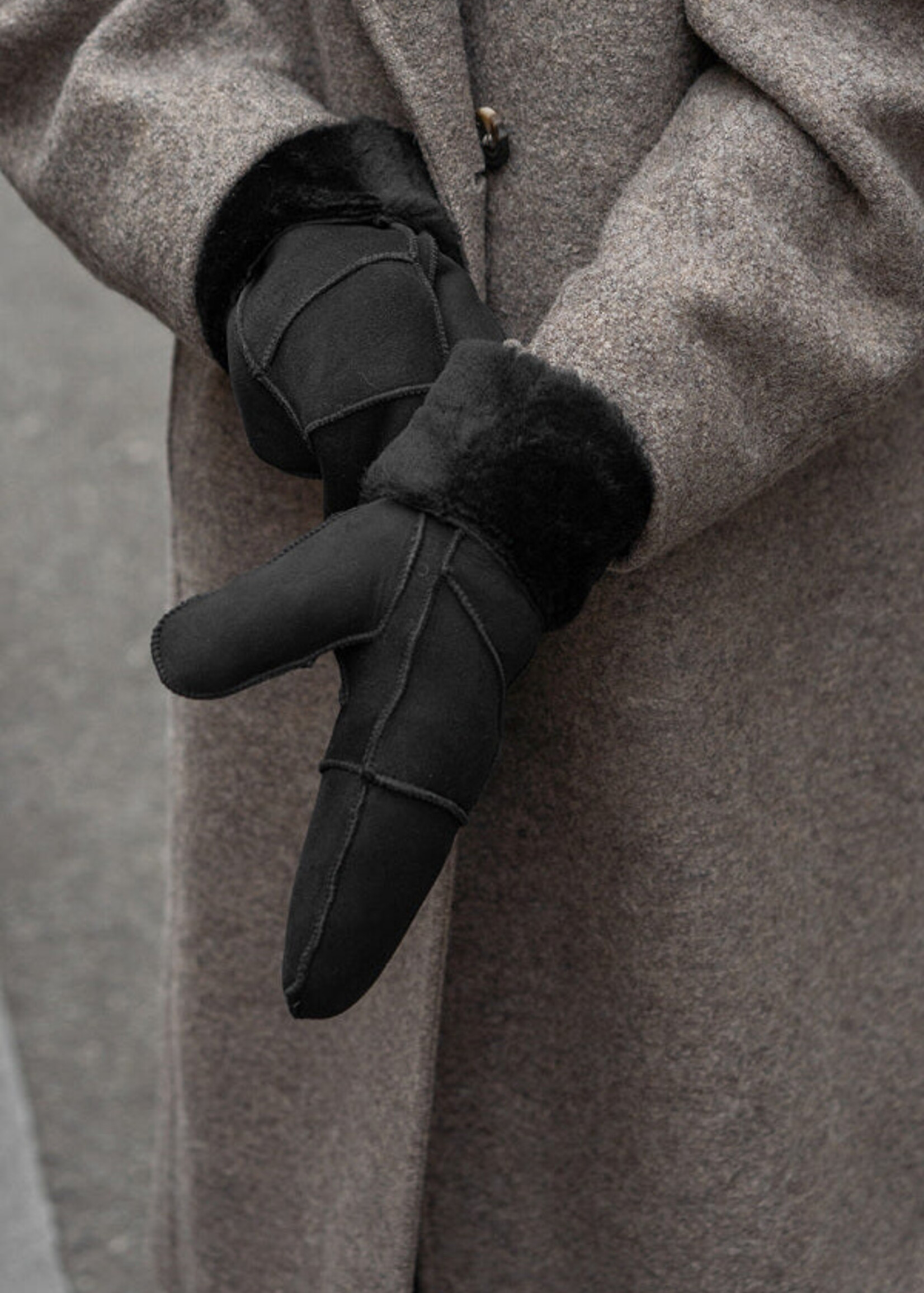 Markberg Bella Sheepskin Mitten - Black
