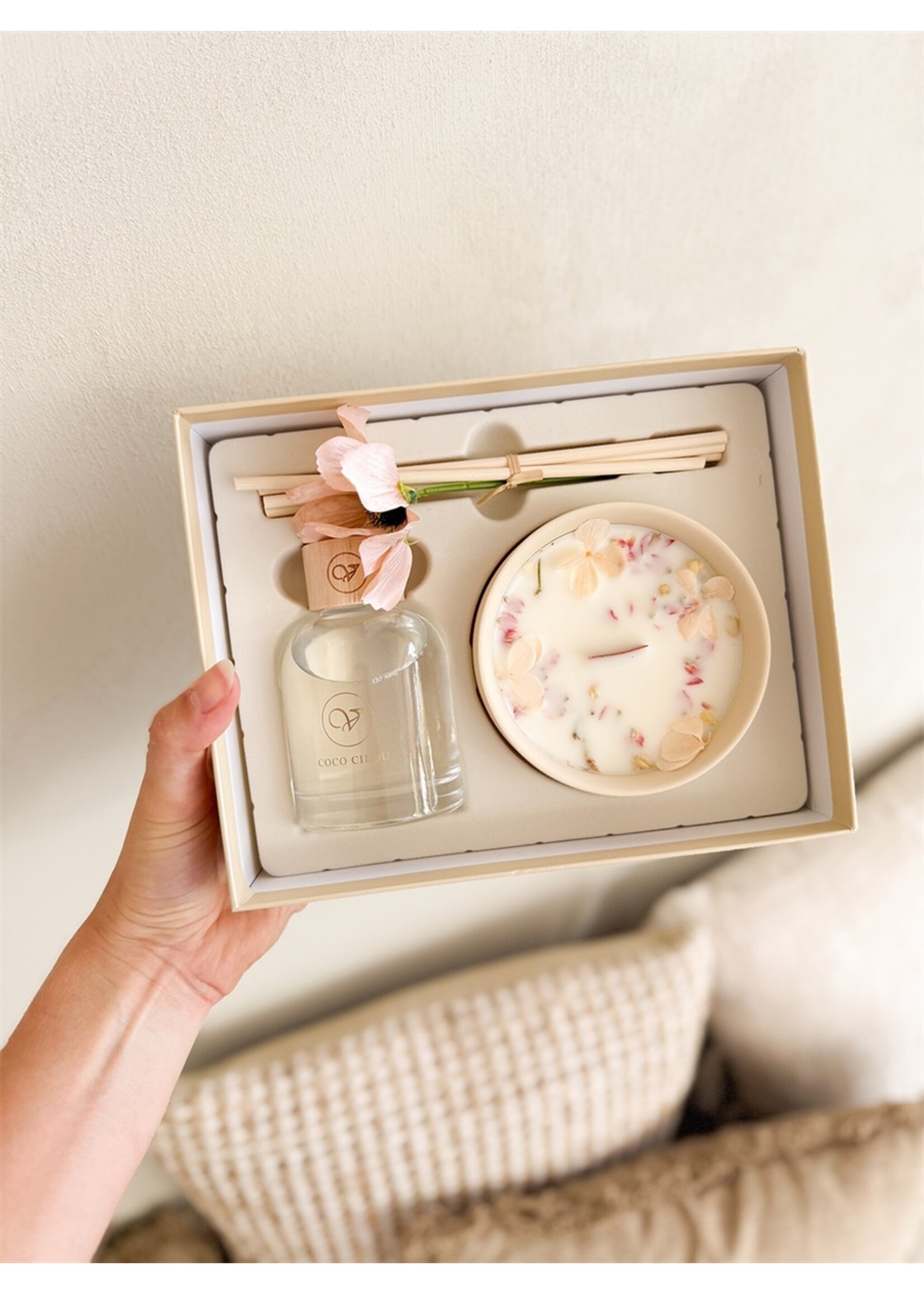 Cadeaubox Coco Cilou 150ml geurstokjes met zijden bloem & 250g geurkaars