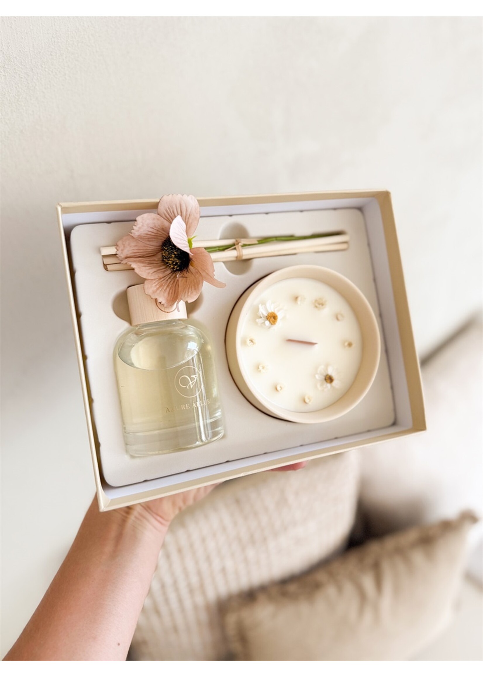 Cadeaubox Azure Allure 150ml geurstokjes met zijden bloem & 250g geurkaars