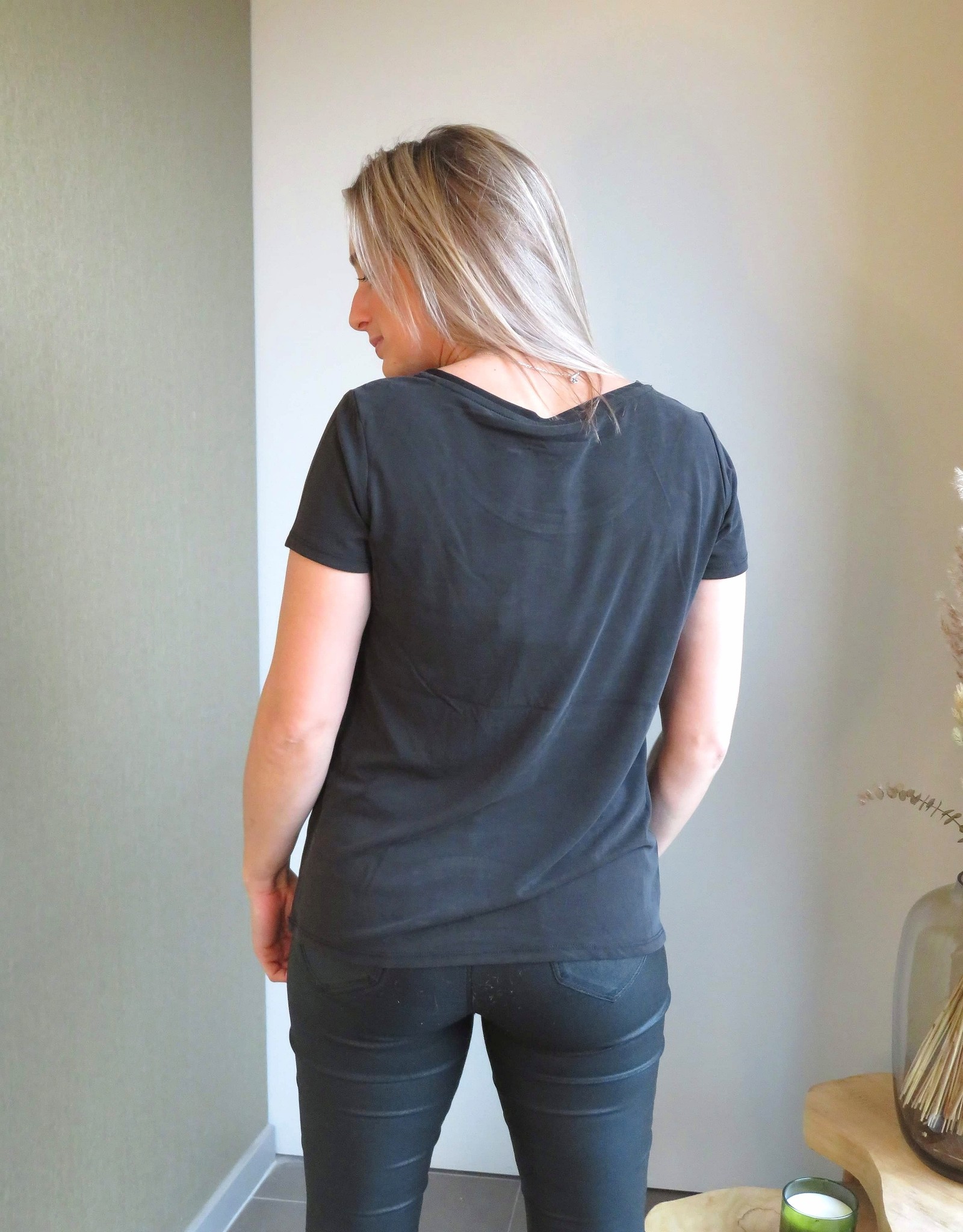 Soaked in luxury Columbine t-shirt zwart