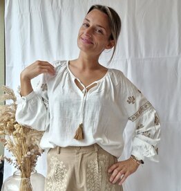 Witte  blouse met broderie