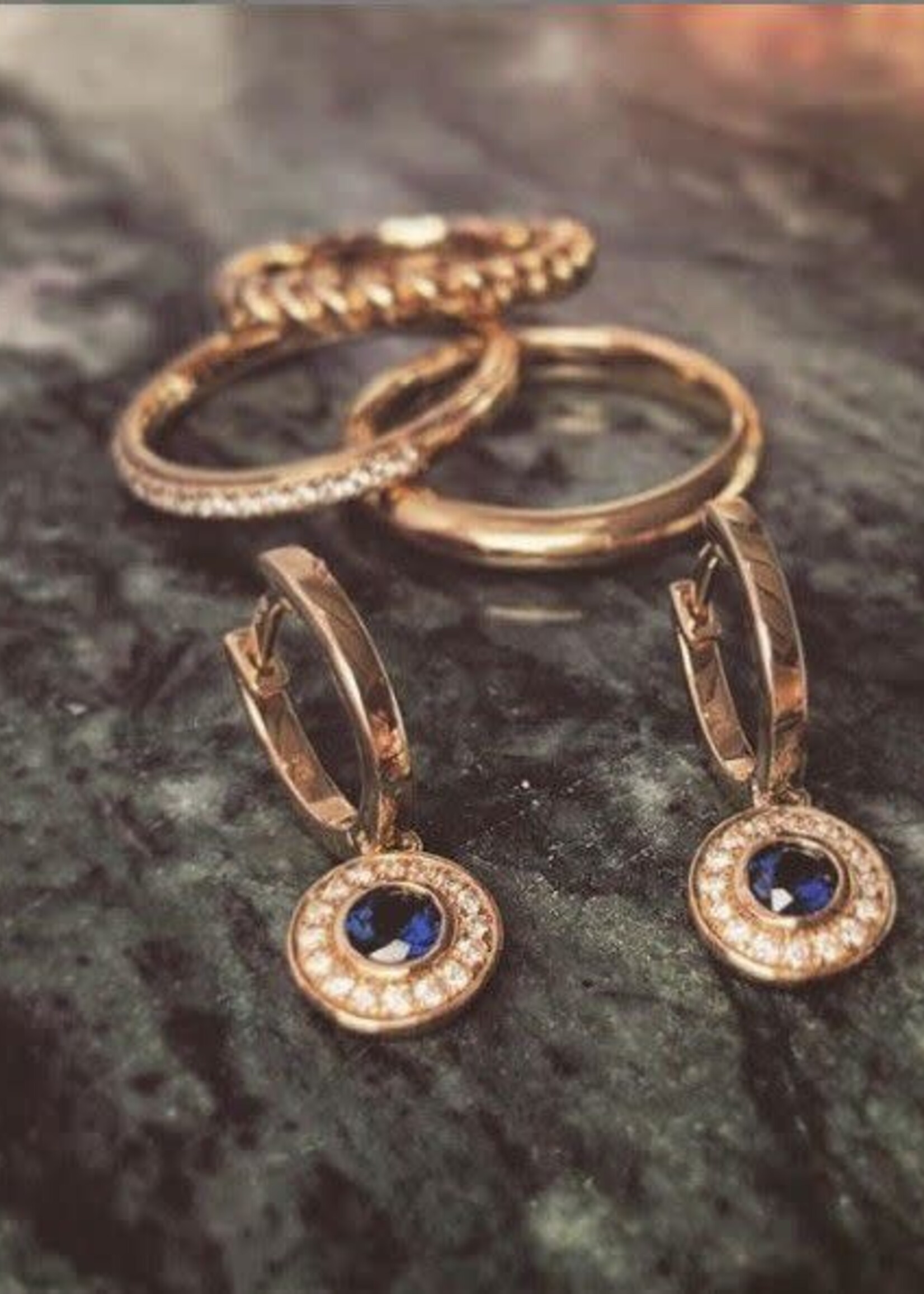 Gouden Haag Jewellery Yellow Gold Creoles with Sapphire and Brilliant