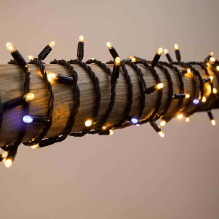 Linkbar julelyskæde | Varmhvidt lys med blå glimt | Fra 10 meter med 100 LED-lys | Sort gummi