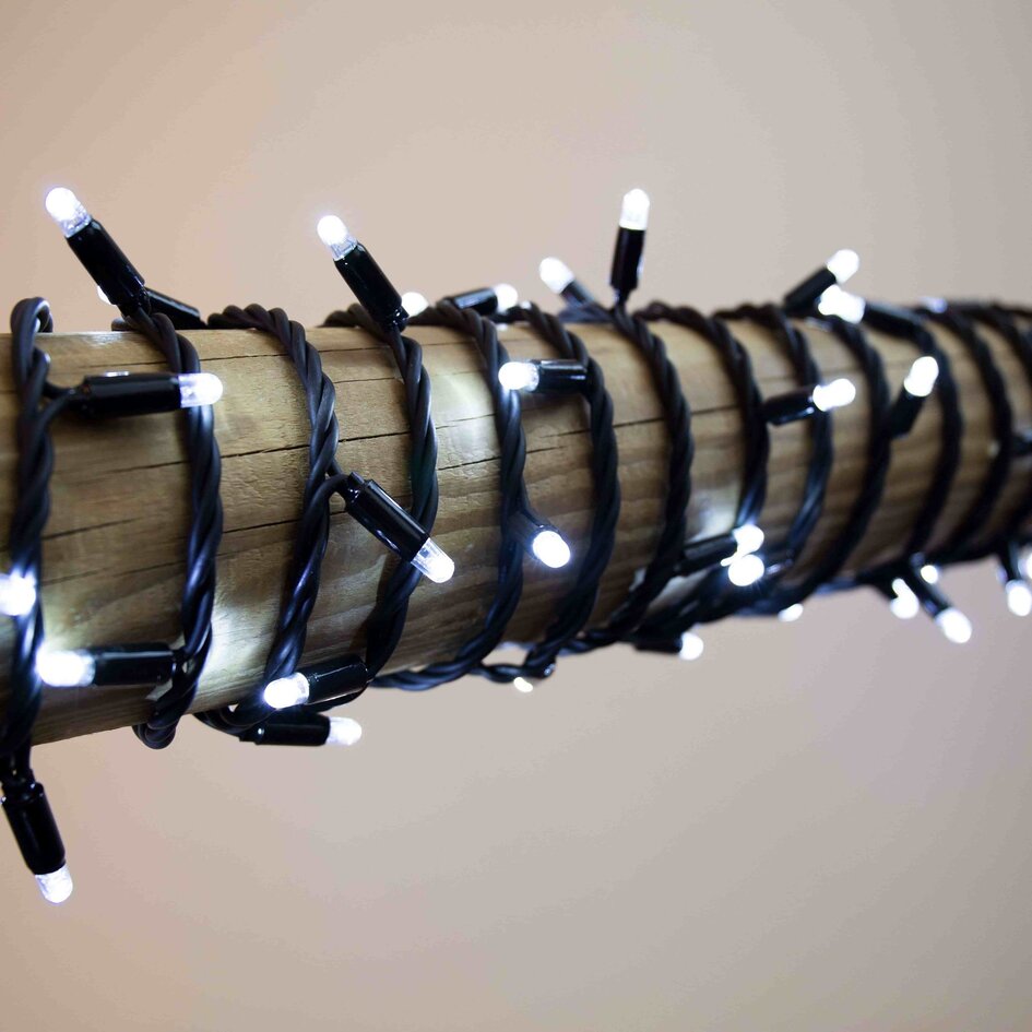 Linkbar julelyskæde | Køligt hvidt lys | Fra 10 meter med 100 LED-lys | Sort gummi
