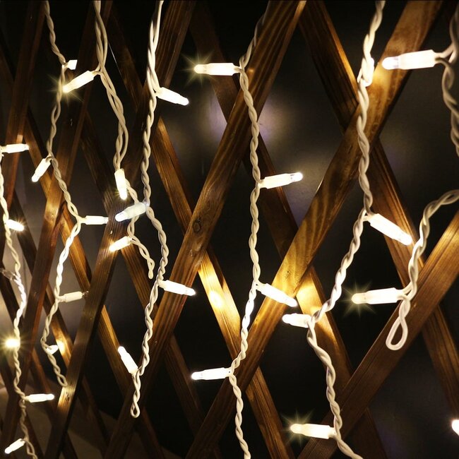 Lyskæde med istapper | Fra 3 meter | 114 varmhvide LED-lys | Hvid gummi
