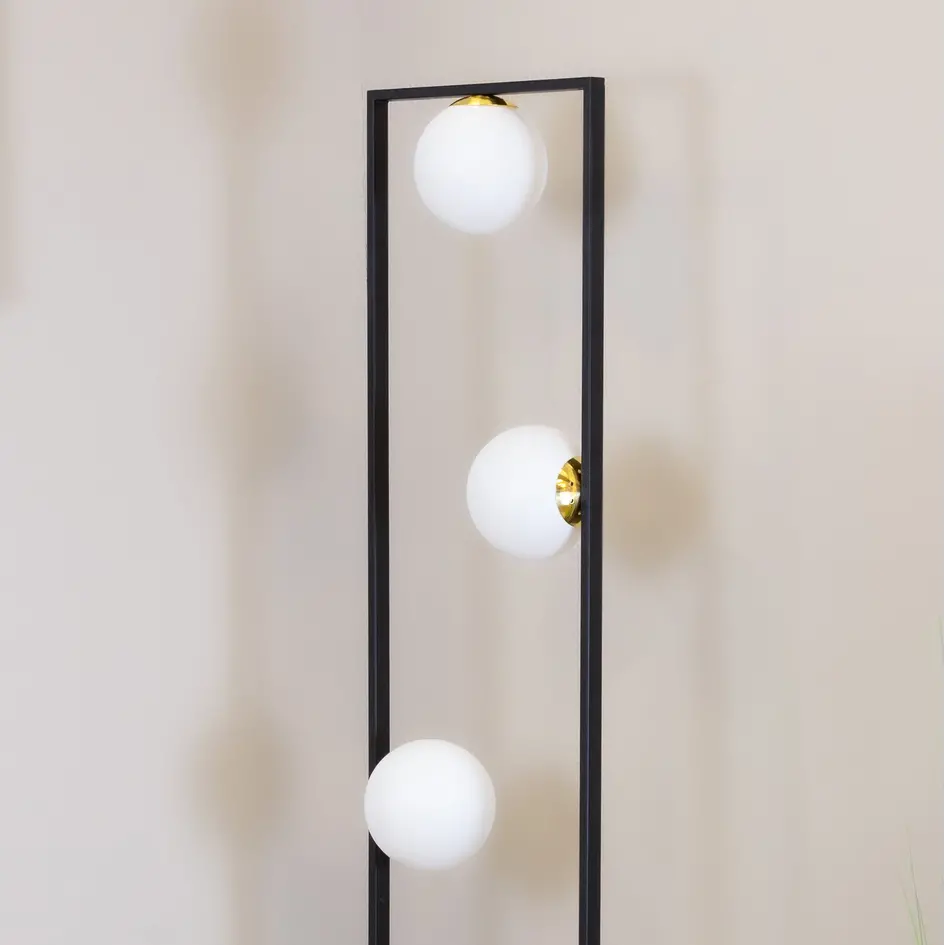 Gulvlampe med sort ramme og opalhvide glaskugler - Domien