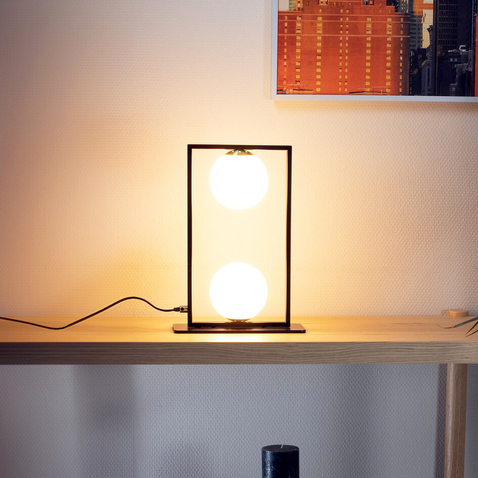 Bordlampe med sort ramme og to opalhvide glaskugler - Duas