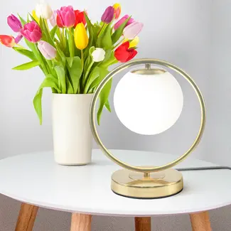 Designer bordlampe med opalhvid kugle og gylden ring - Gene