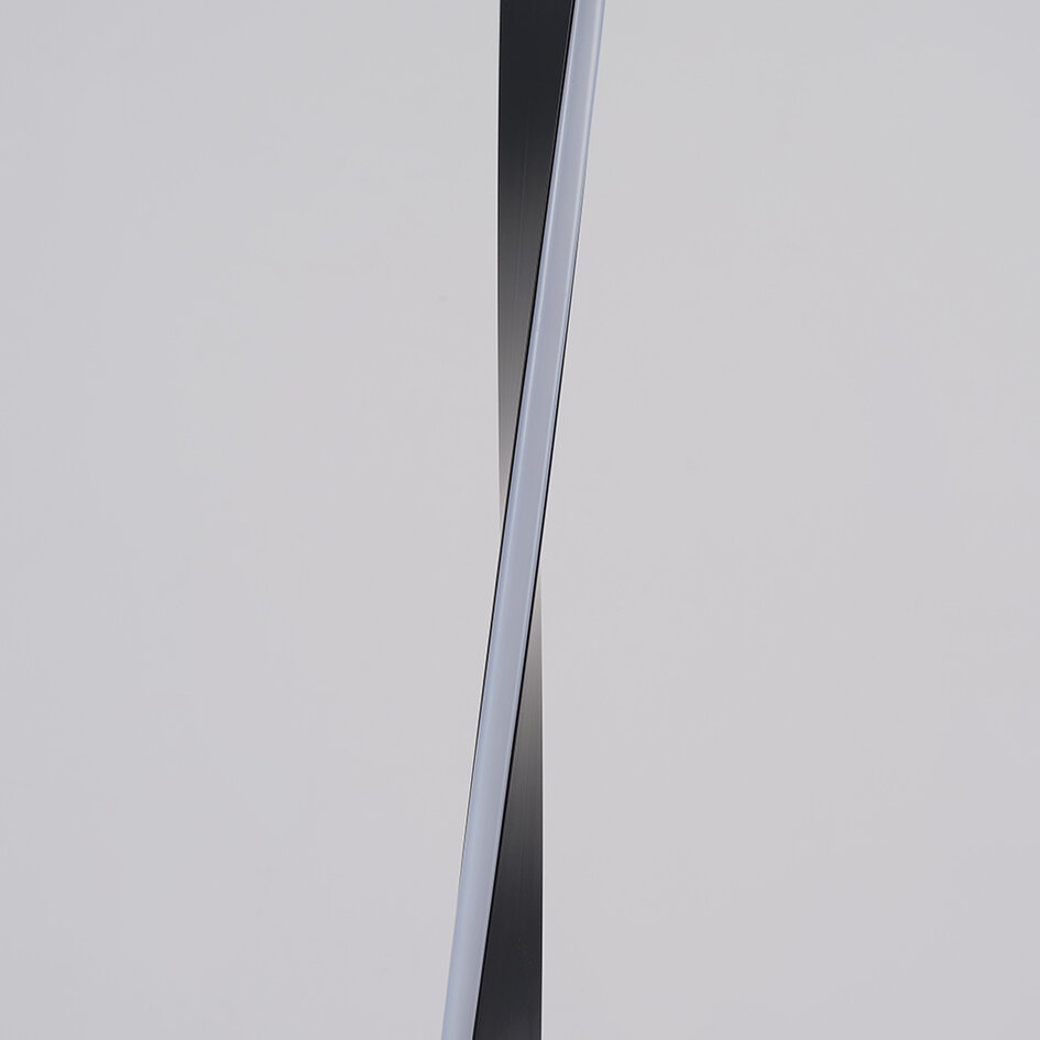 Moderne gulvlampe med snoet form - Locke - sort