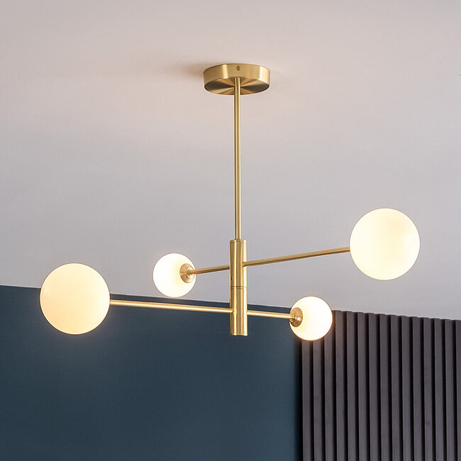 Loftlampe med 4 glaskugler - Stiri - guld og opalhvid