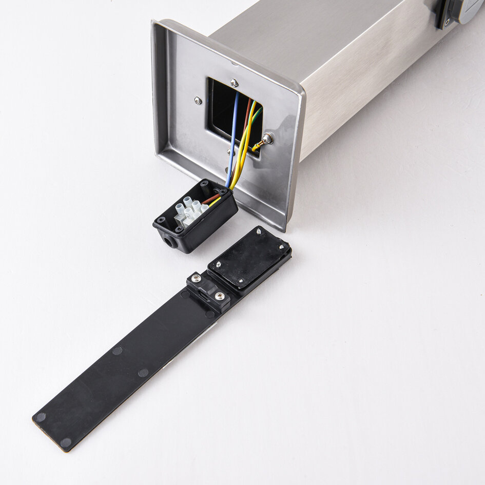 Rustfri havestolpe med stikkontakt - Fabrizio