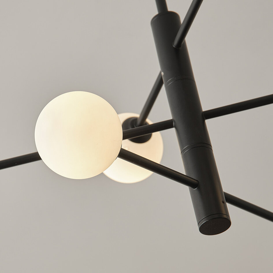 Loftlampe med 6 glaskugler - Sest - sort og opalhvid