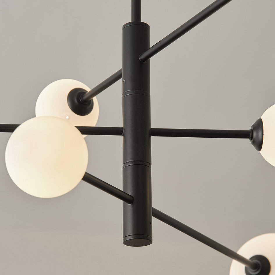 Loftlampe med 6 glaskugler - Sest - sort og opalhvid