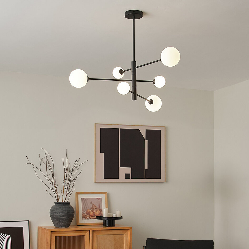 Loftlampe med 6 glaskugler - Sest - sort og opalhvid