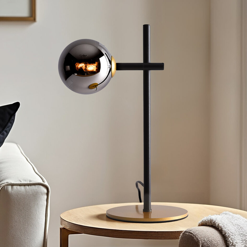 Bordlampe med røgfarvet glaskugle og spejleffekt - Glenn